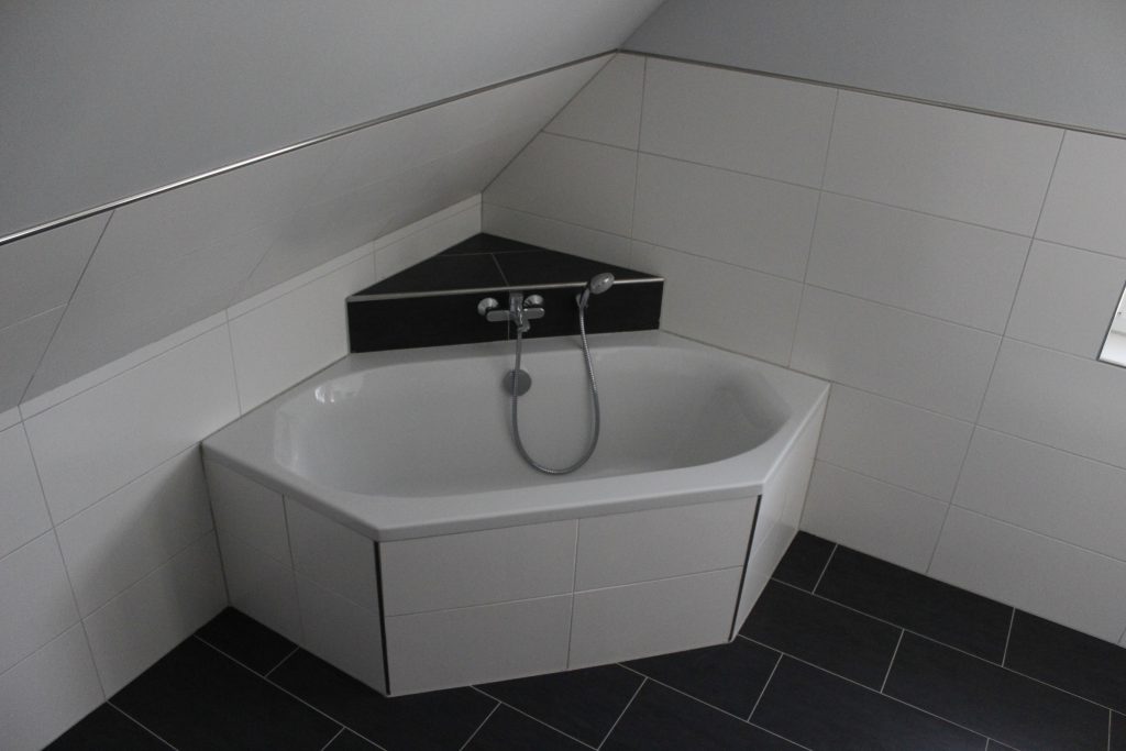 Badewanne mit Whirlpoolfunktion