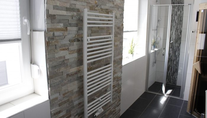 Großes Badezimmer mit Sauna am Fleesensee im Ferienhaus Villa Seegeflüster